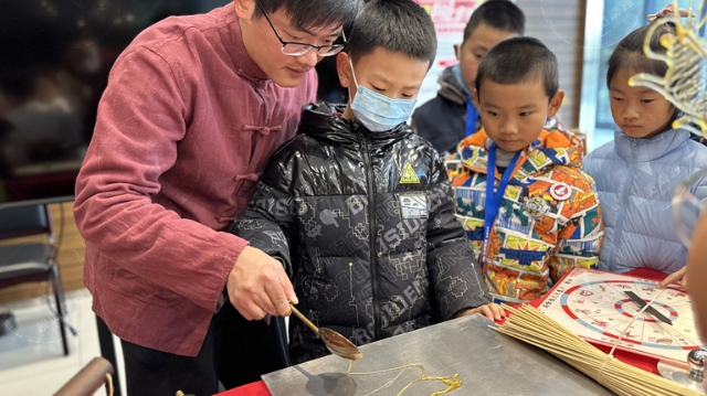 视频|“好甜的年味儿！”江海小记者体验巧手做糖画