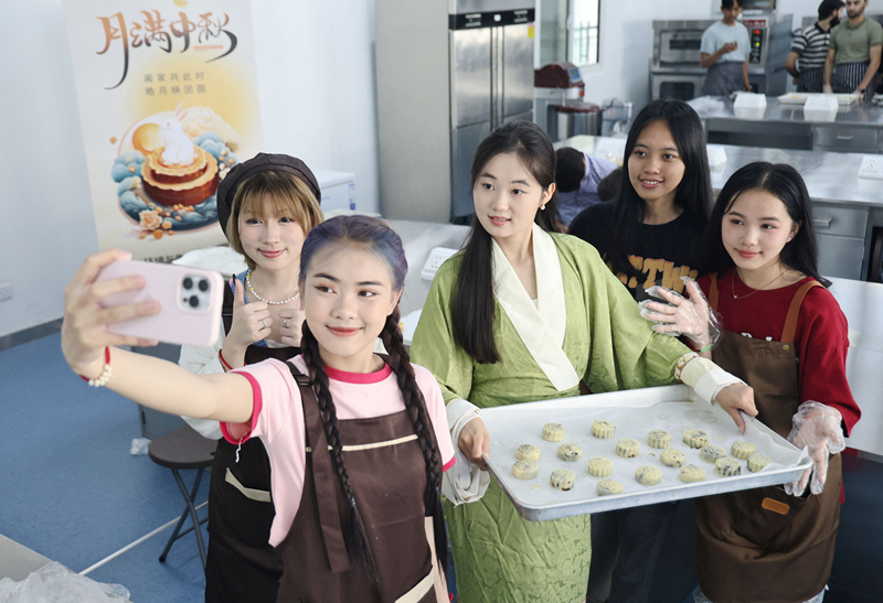 视频|留学生体验制作月饼感受“中国味道”