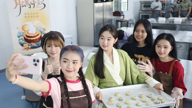 视频|留学生体验制作月饼感受“中国味道”