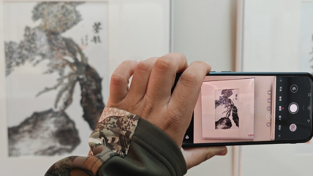 “与时代同行——2024农工党南通市前进画院院展”正在展出