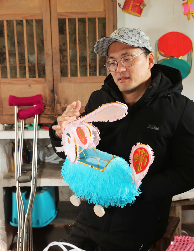 残疾手艺人陈泉手扎兔灯迎元宵