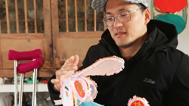 残疾手艺人陈泉手扎兔灯迎元宵
