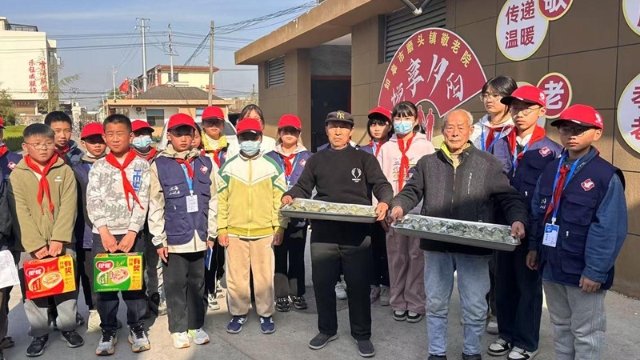 传承非遗送温暖 蒿香敬老传真情 | 如皋磨头小学党支部开展清明主题活动