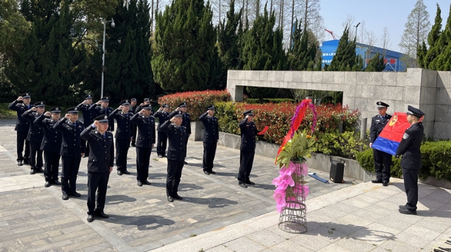 清明祭英烈 警心颂忠魂 | 南通边检联合长航公安开展清明祭扫活动