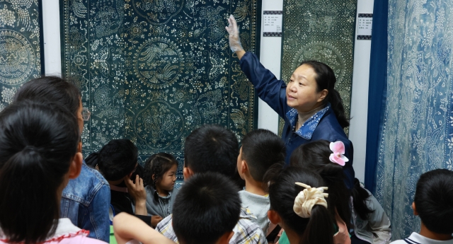 让非遗“活”在孩子们手中 | “馆馆联动”激活蓝印花布传承新生态