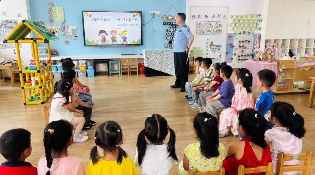 启东吕四警方为幼儿送上交通安全“启蒙课”