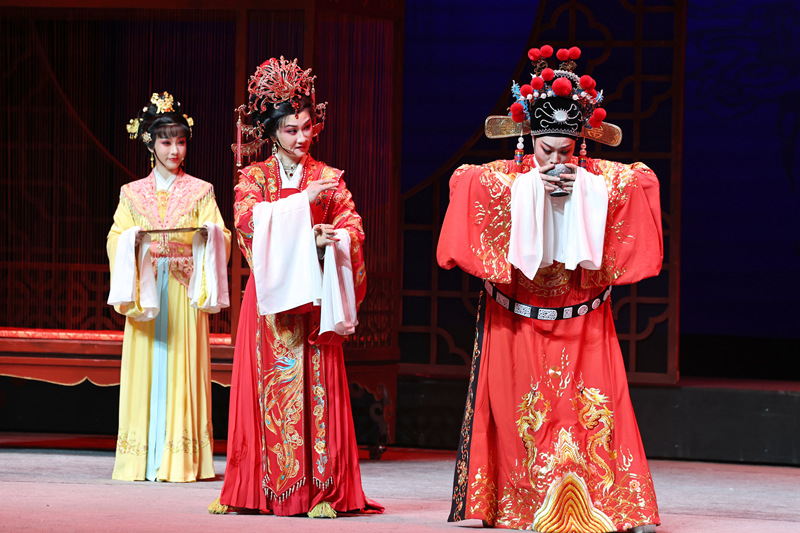 绍兴市越剧团演绎《女驸马》爱情悲欢离合