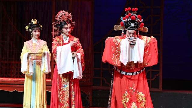 绍兴市越剧团演绎《女驸马》爱情悲欢离合