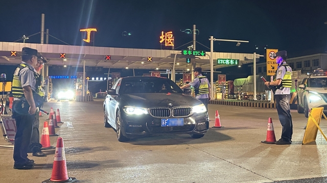 南通交警夏夜“亮剑”：严查酒驾醉驾，“苏超”观赛点同步守护