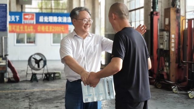 南通飞鹤修理厂开展送清凉活动，为一线修理人员送去防暑慰问品