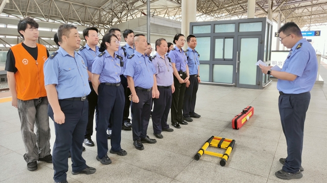 台风过后列车逐步恢复 南通西站温暖护航新旅途