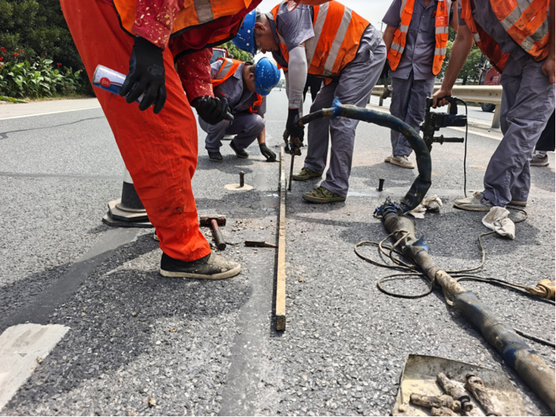 从“被动修补”向“主动预防”转变 通州公路试行非开挖注浆工艺修补道路裂缝
