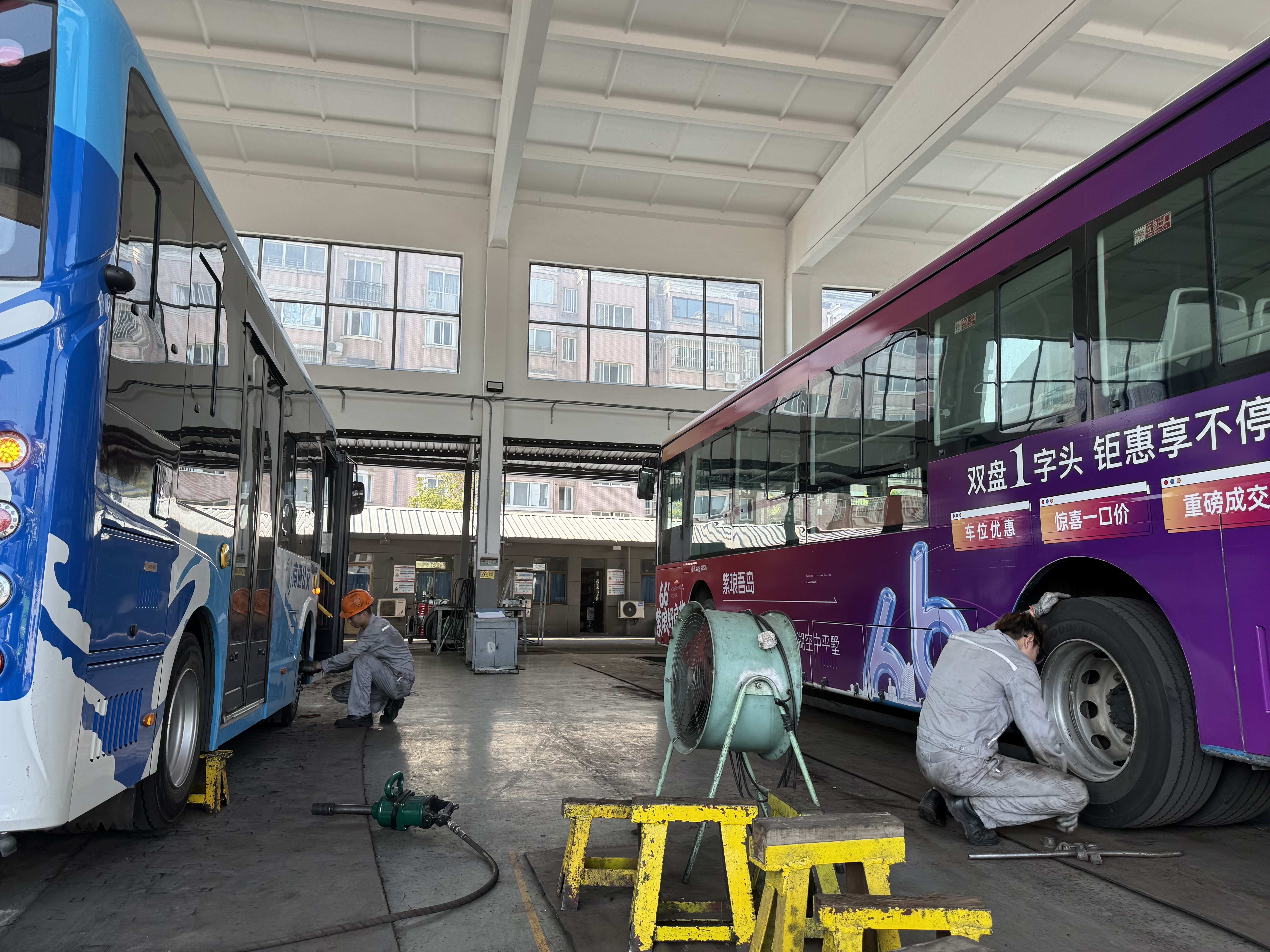 公交汽修工人：高温下，用心做好车辆“体检”，守护市民一路畅行