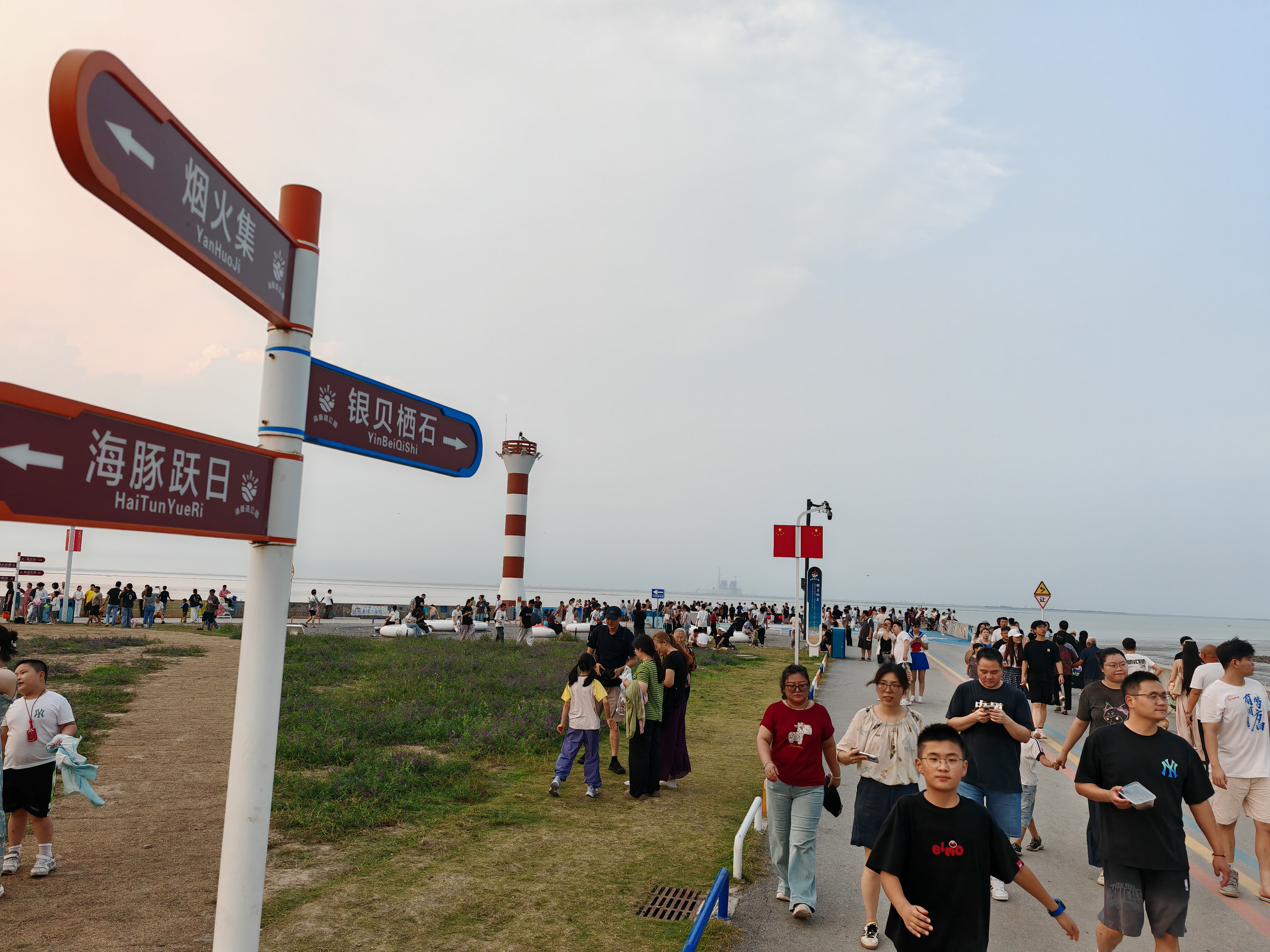 国庆假期通州湾灯塔人气旺