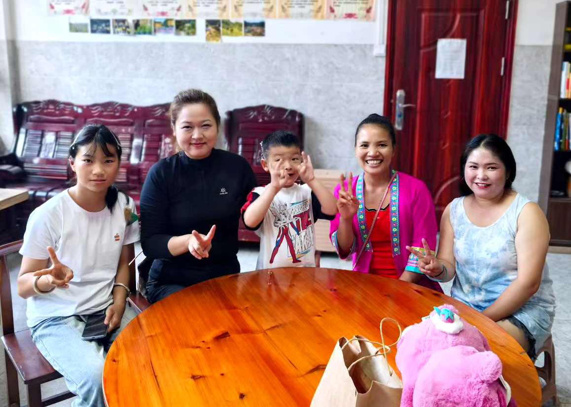南通志愿者家庭自驾黔东南，与侗族结对学子共团圆