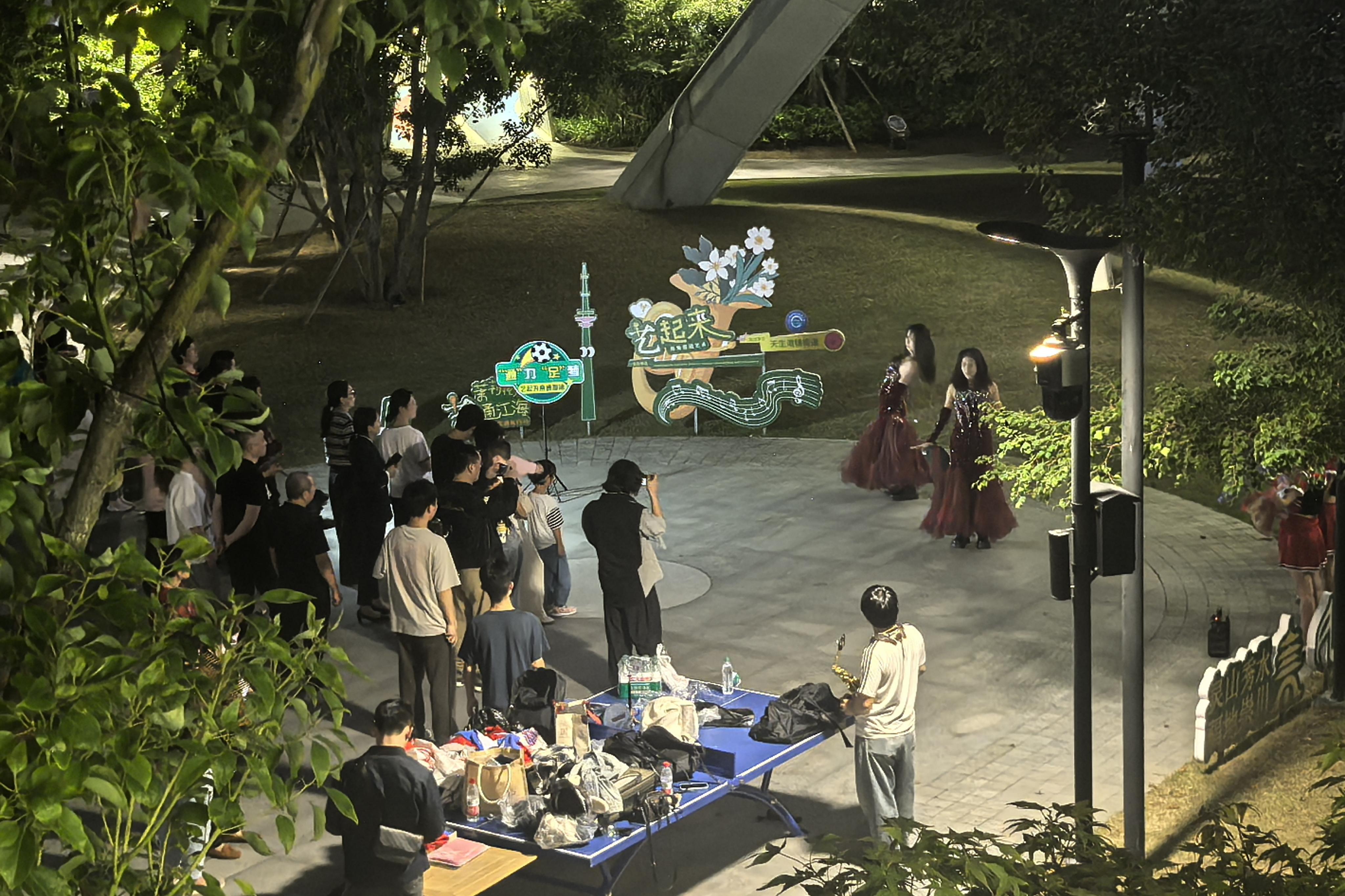 “艺”起为南通加油！“苏超”周末在街角邂逅艺术