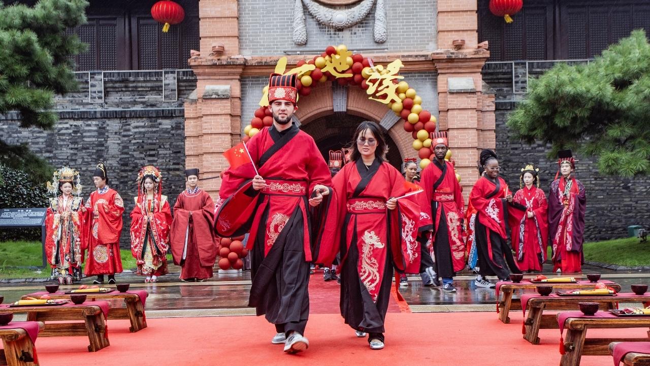 “一带一路”青年汉文化集体婚礼在南通濠河畔举行 20对中外新人缔结良缘