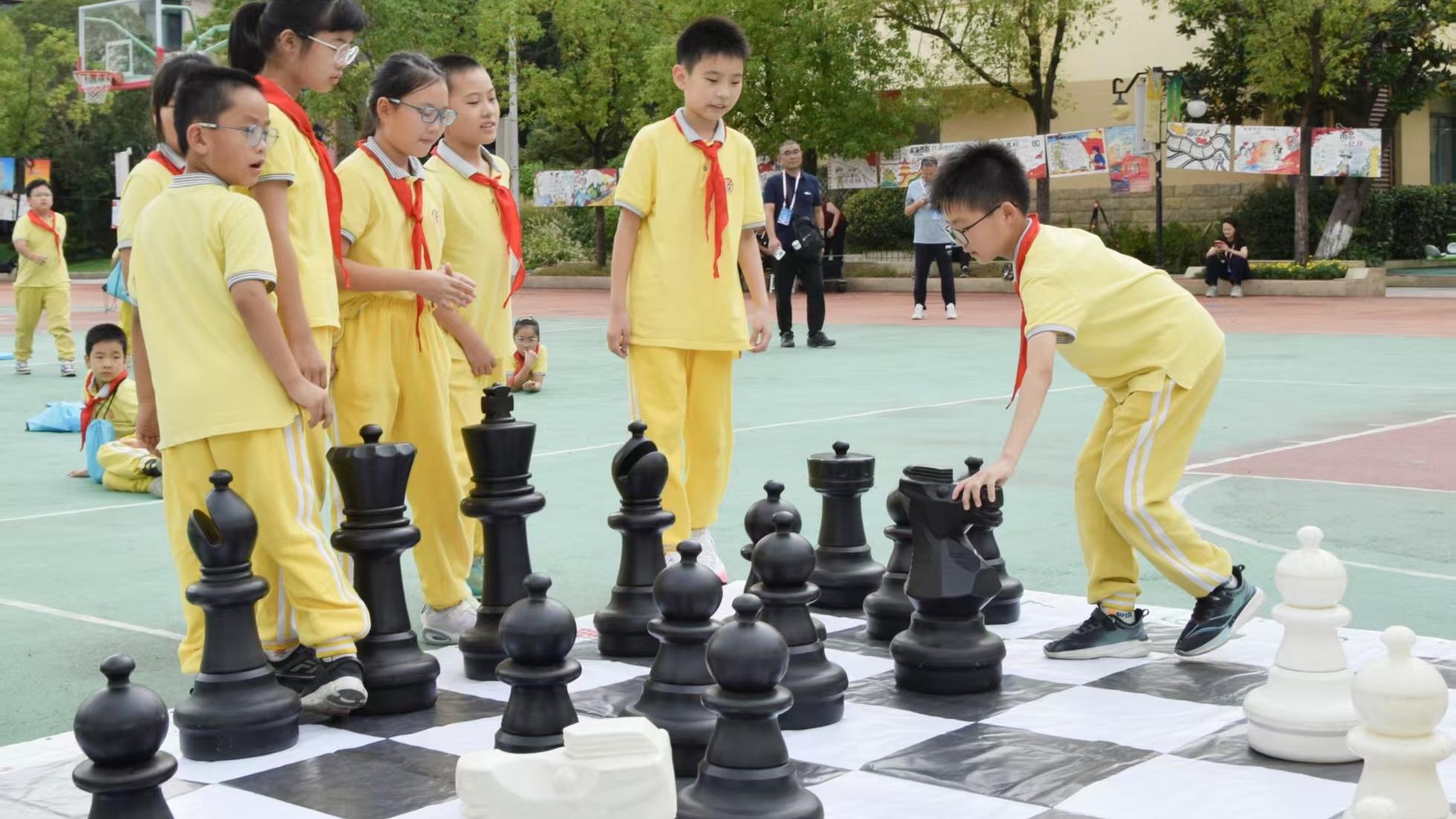 百名学生操场“摆擂台” | 国际象棋“四进”活动走进通师二附<br>通师二附百名学生操场“摆擂台”