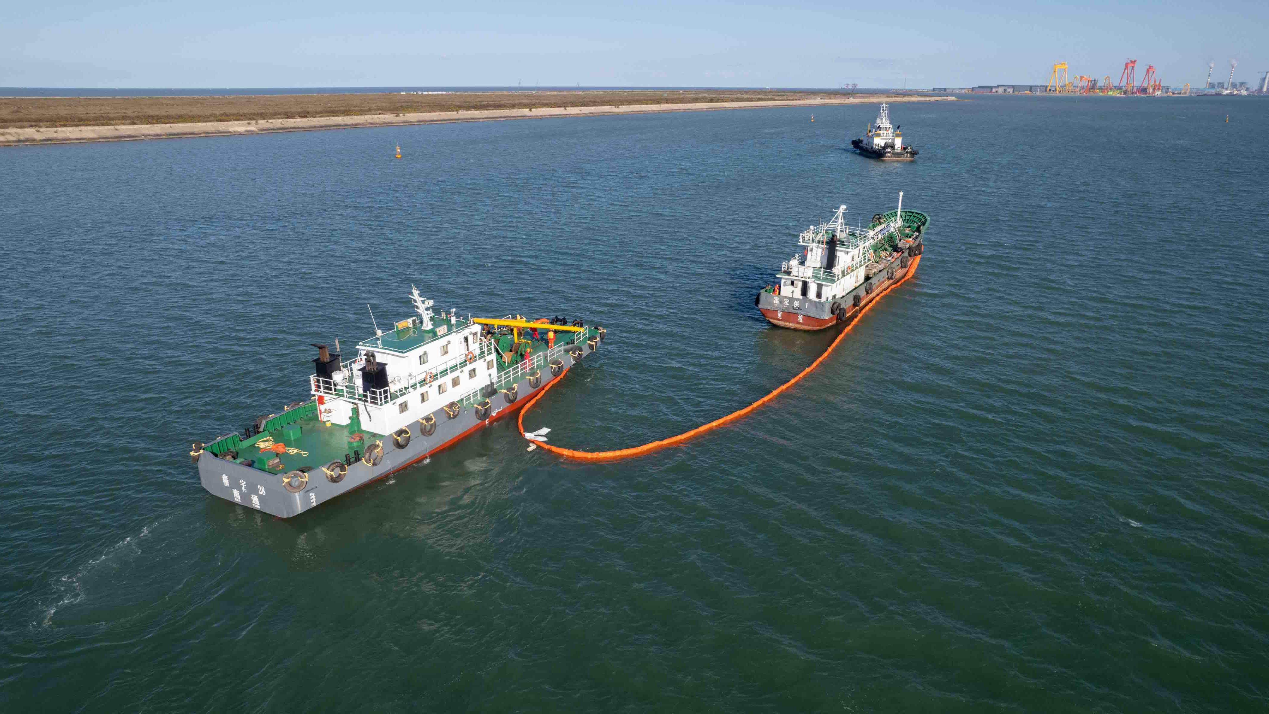 南通吕四“2+2”码头开展船舶溢油应急演练