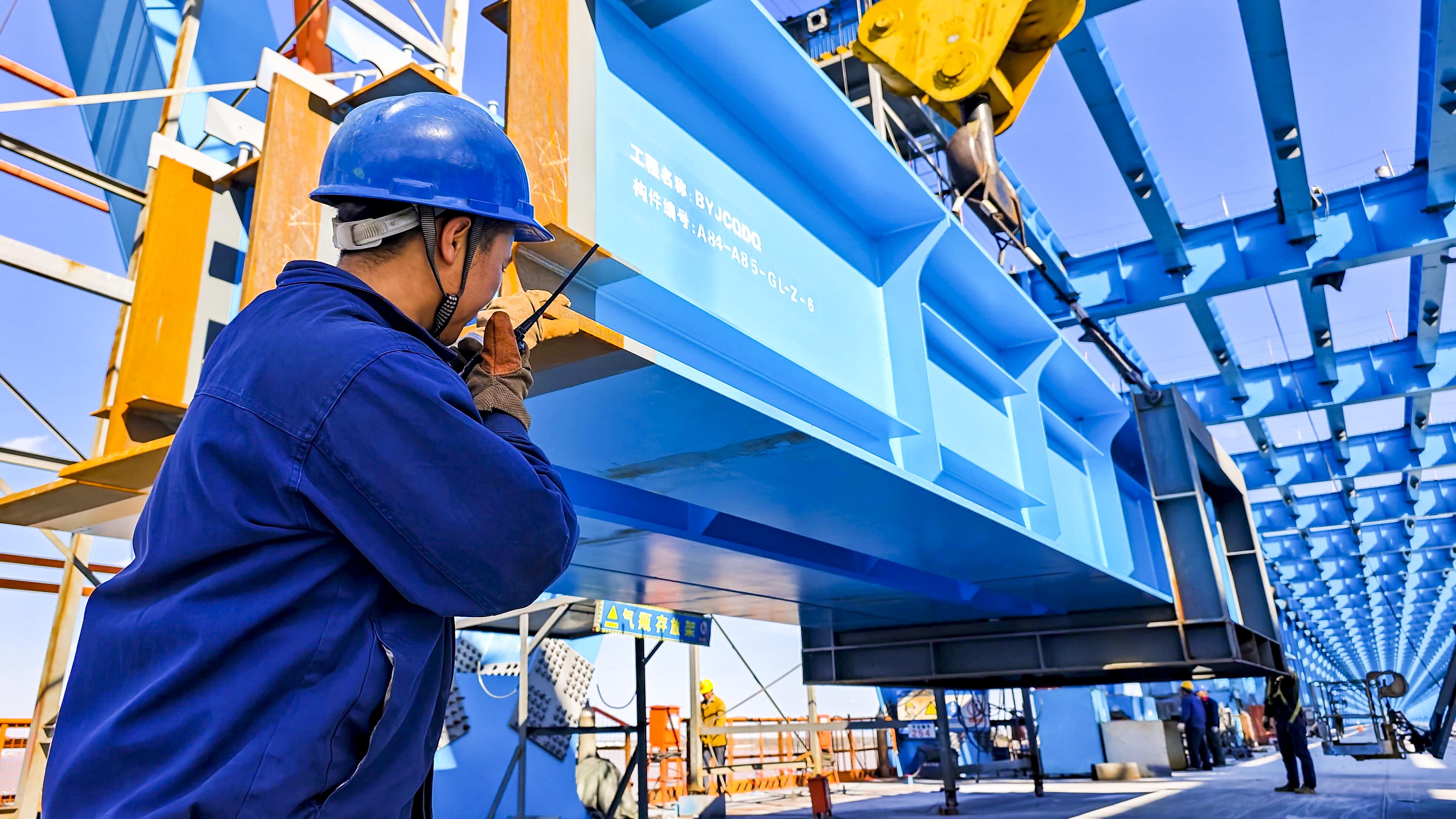 崇启公铁长江大桥非通航孔钢梁吊装全部完成