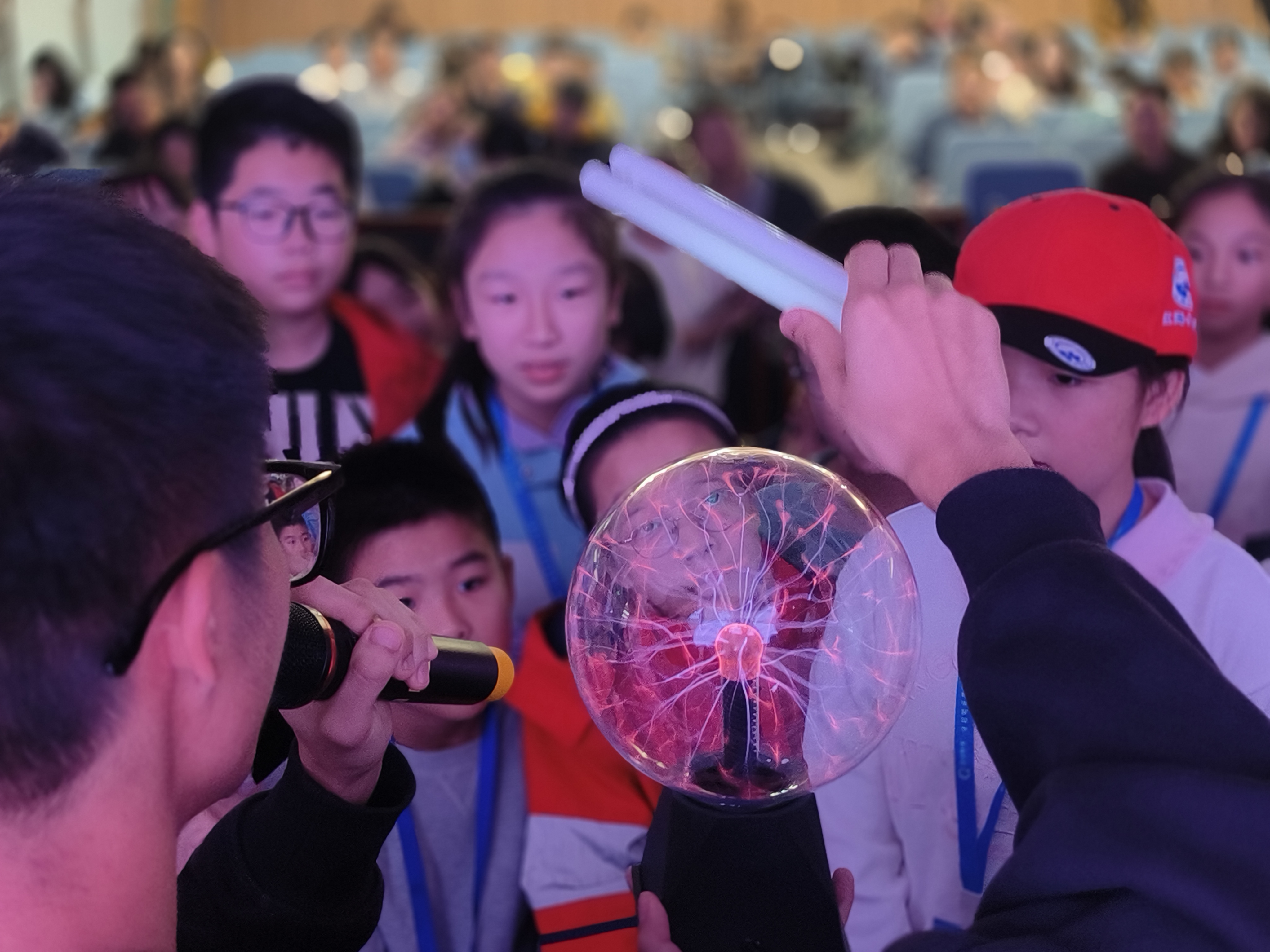 南通大学志愿团队带领江海小记者探秘物理世界