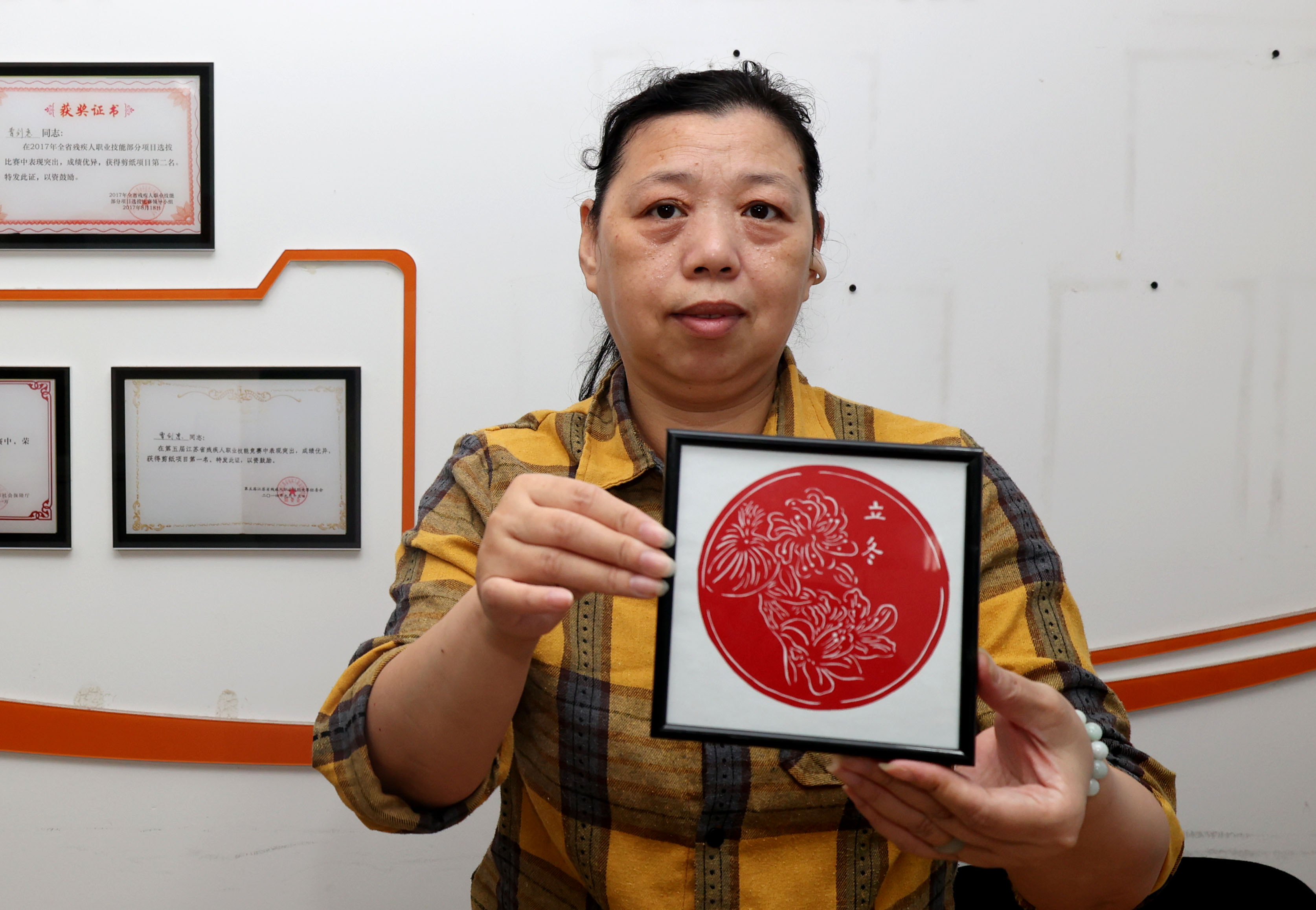 立冬剪纸贺新时！剪纸传情、带同胞增收，曹剑惠巧手点亮励志人生