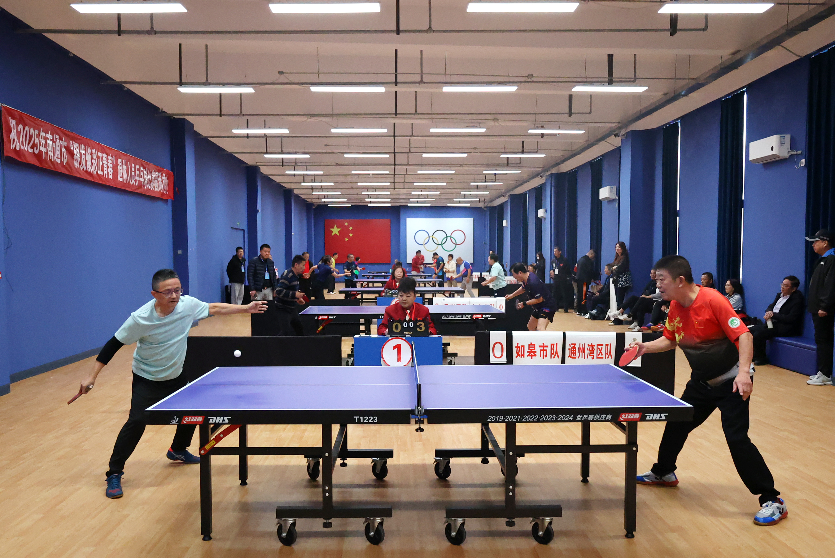 南通举行退休人员乒乓球赛  快攻弧圈怪板好戏连台