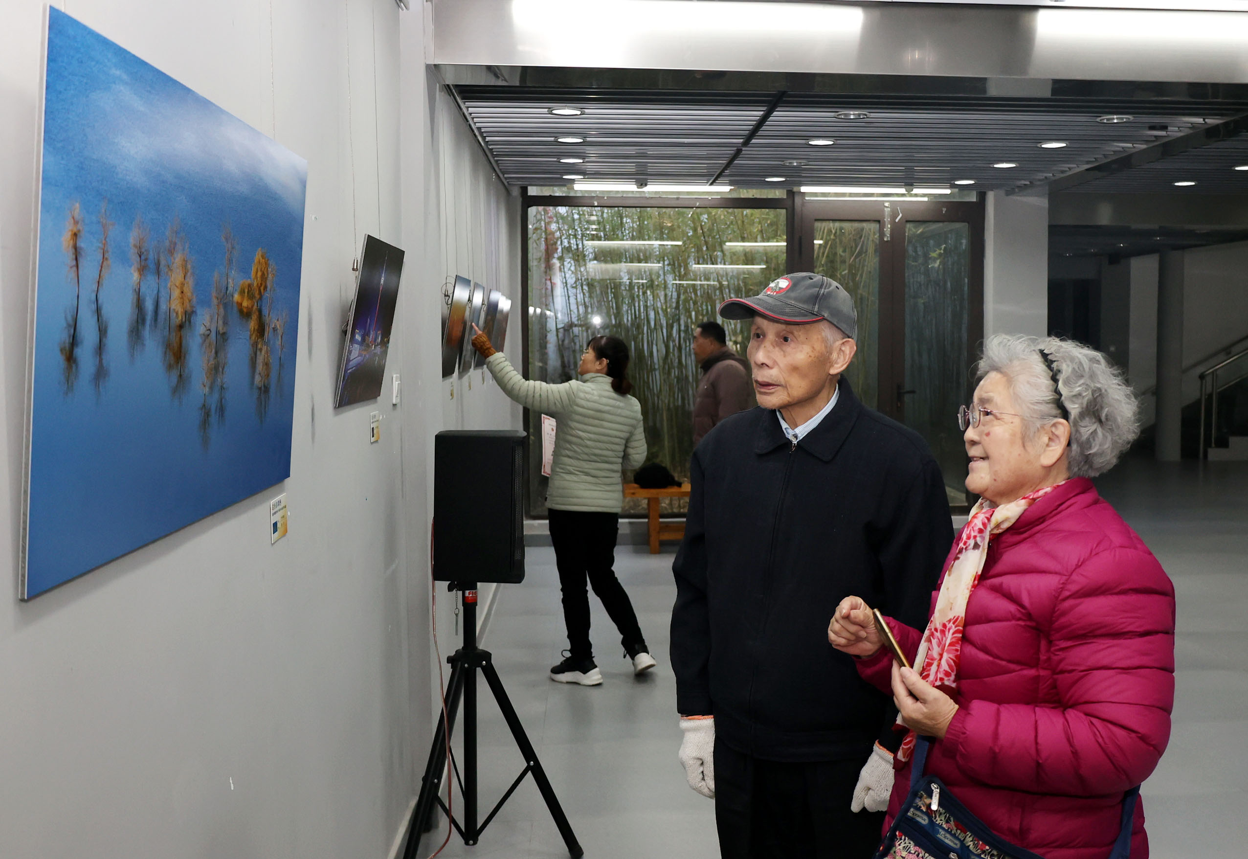 《与光影同行——夕阳美会员摄影作品展》开幕，持续至12月8日
