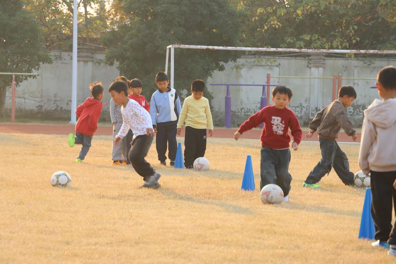 “苏超”热涌乡野 “草根”足球绽放 | 如皋市九华小学“乡链”足球拉开首训