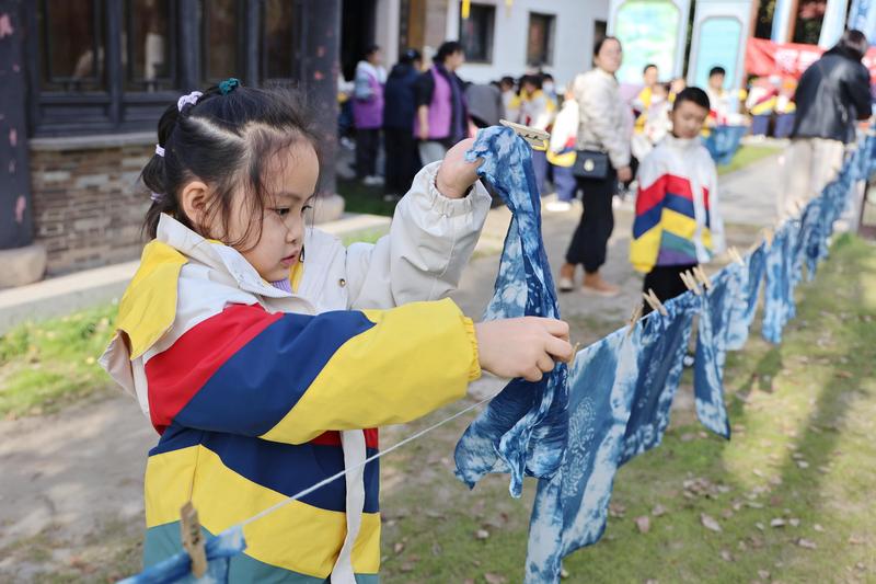 城中小学一年级新生“探寻蓝白之美”感受非遗魅力