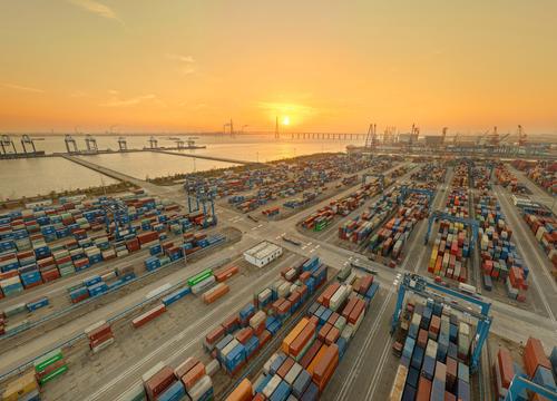 南通港集装箱码头生产忙