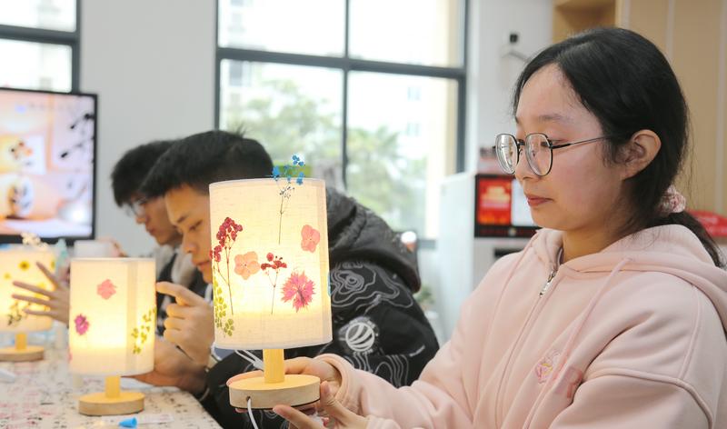 南通科院师生非遗压花巧制廉洁台灯