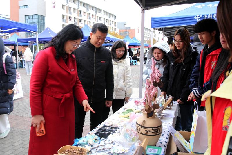 党委书记陈玉君观摩指导美术作品