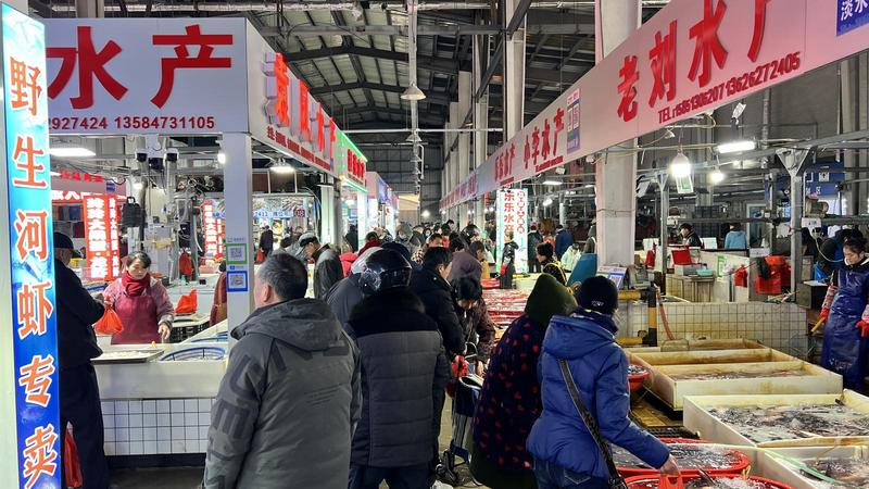 年货市场里的新年“拼图”：新春烟火气，自市井蒸腾