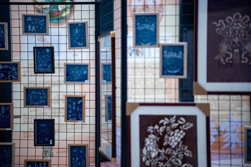 启东首届非遗特展开幕，南苑小学“靛韵童行”社团作品亮相