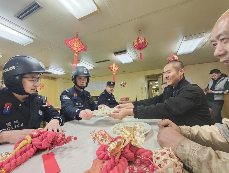 新春送福 情暖江海 | 南通边检站联合长航公安开展登轮送福活动