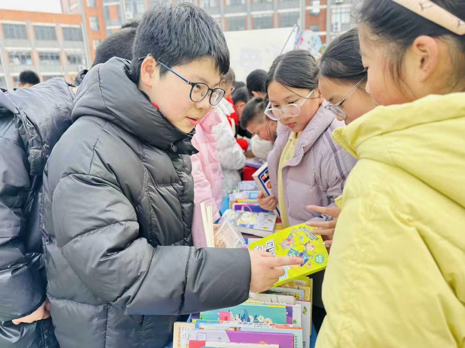 书香跨山海 爱心暖高原丨郭里园小学义卖助学绘就雷锋精神新图景