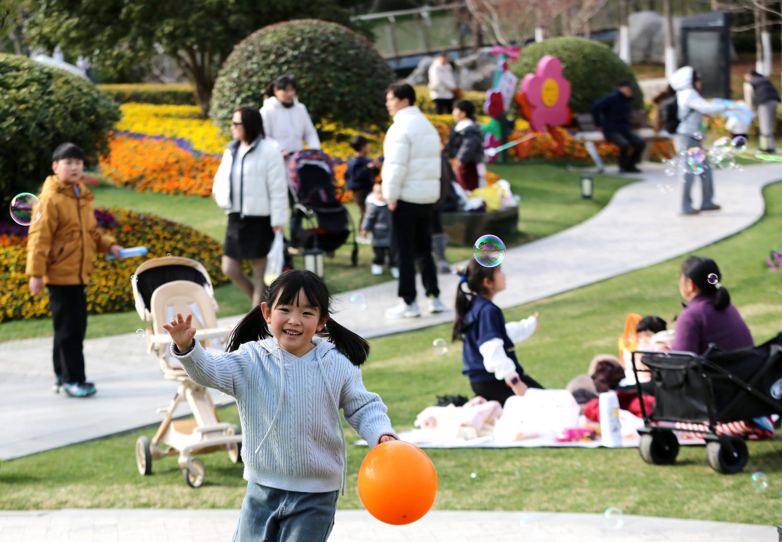 三八节市民踏青出游 紫琅花谷人气旺