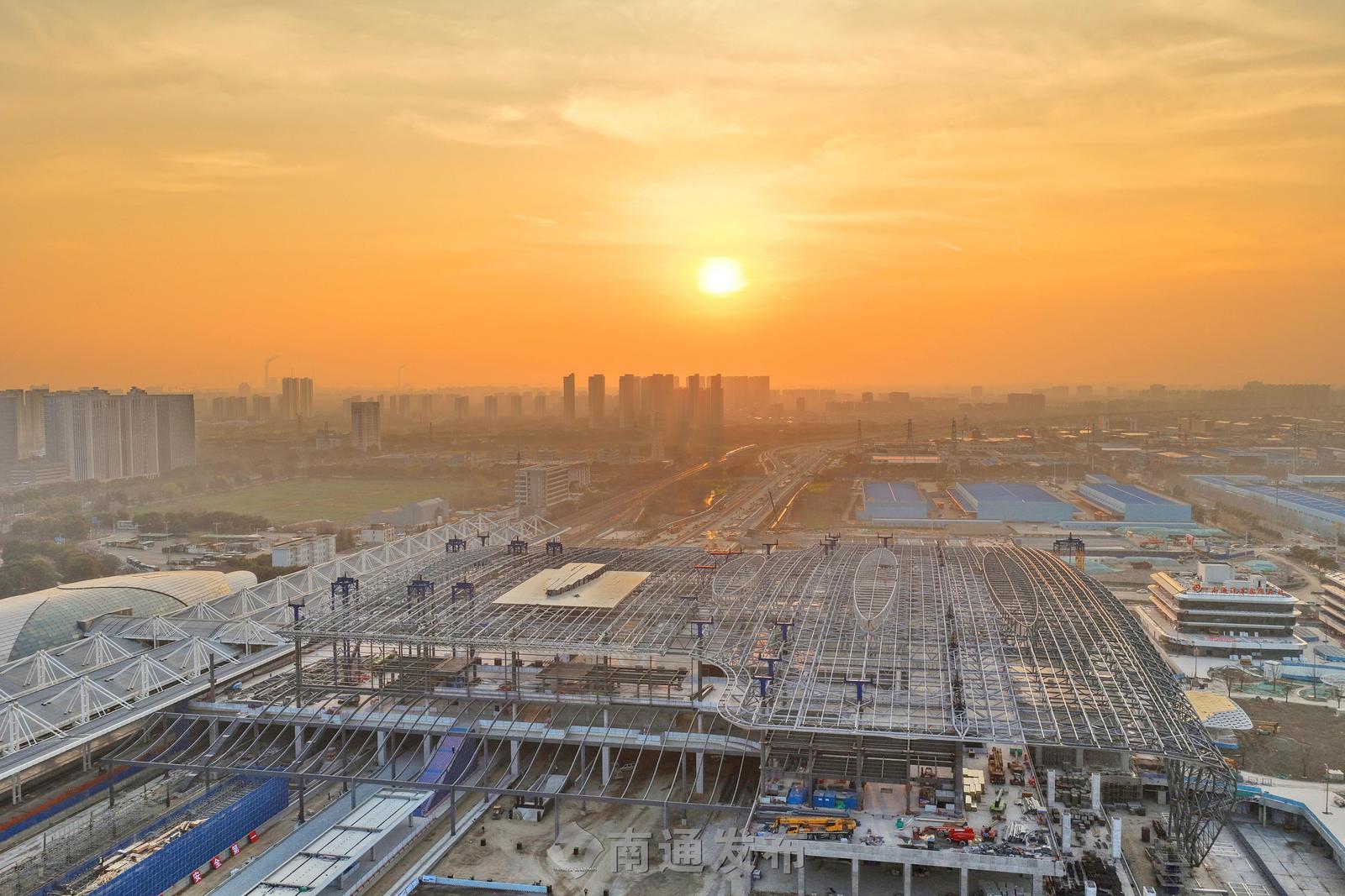 新建南通站站房800多名工人施工忙