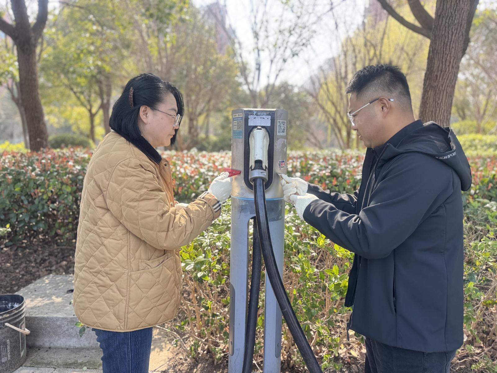 擦亮窗口焕新颜 | 南通交通产业集团开展主题党日志愿服务活动