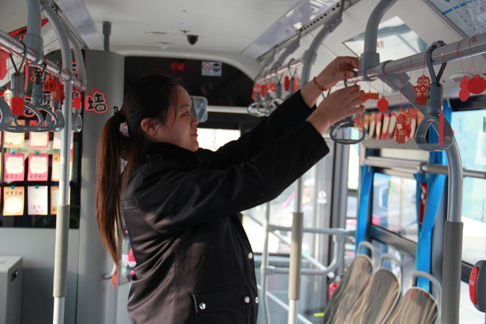 致敬巾帼风采 传递公交温度 | 南通飞鹤公交开展“春风送暖 飞鹤传情”主题活动