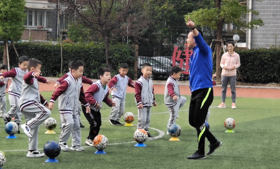 绿茵场上“足”梦前行 | 五山小学以“快乐足球”书写“以体育人”故事