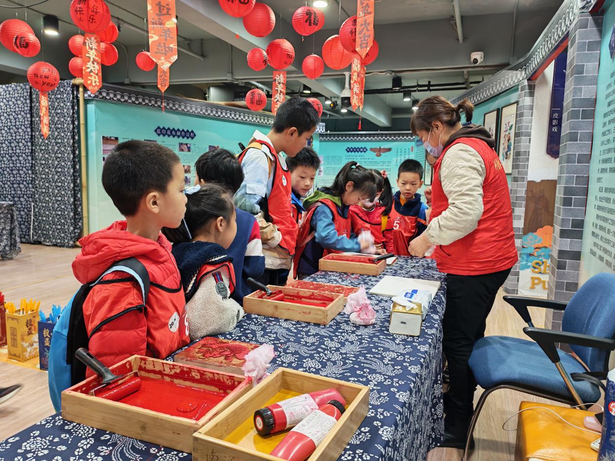 南通大学春假研学活动点亮小学生科学梦