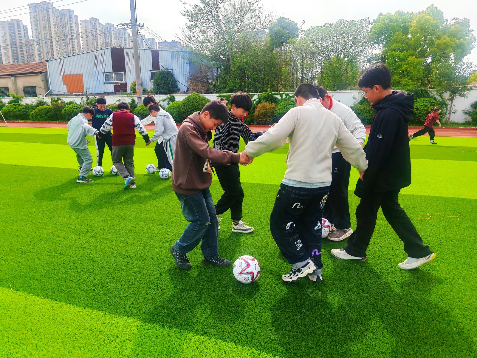 <div></div><div></div><div></div><div></div><div></div><div>趣味闯关、点球逆转……校园足球嘉年华燃动沿河小学</div>