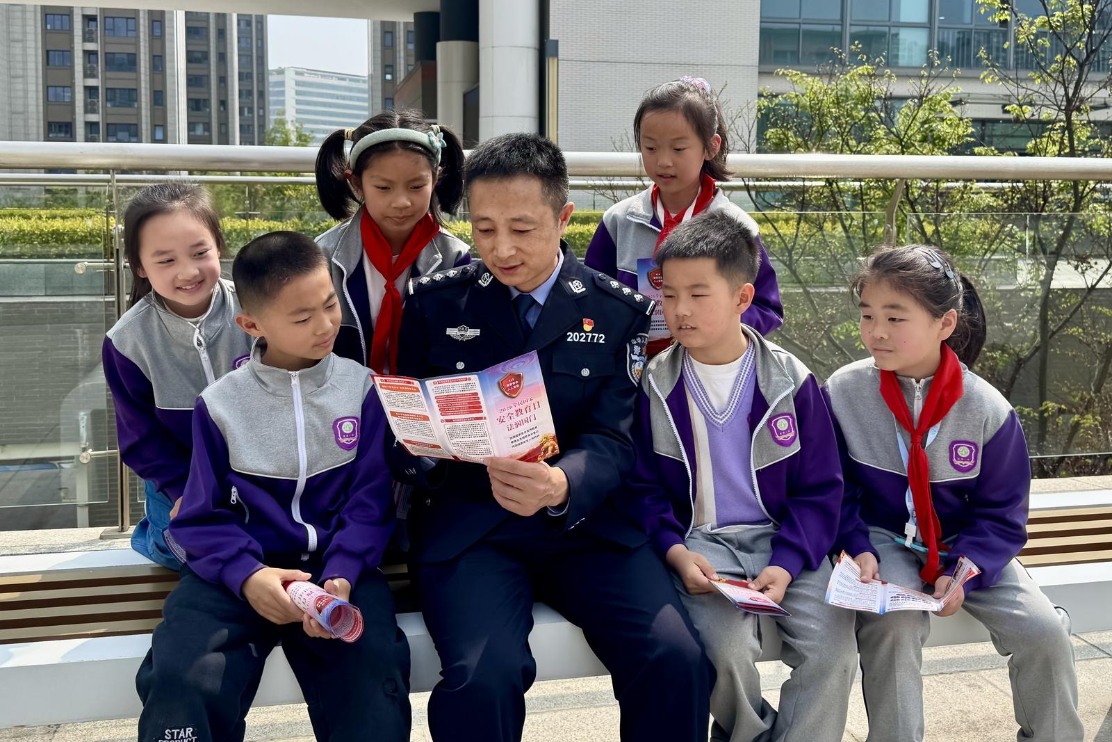 “国门安全课”走进紫琅一小 边检民警为童心播撒法治种子