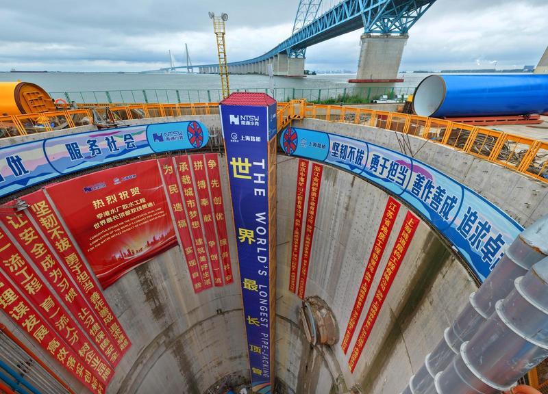 “世界第一顶”李港水厂取水顶管双线管道精准顶推就位