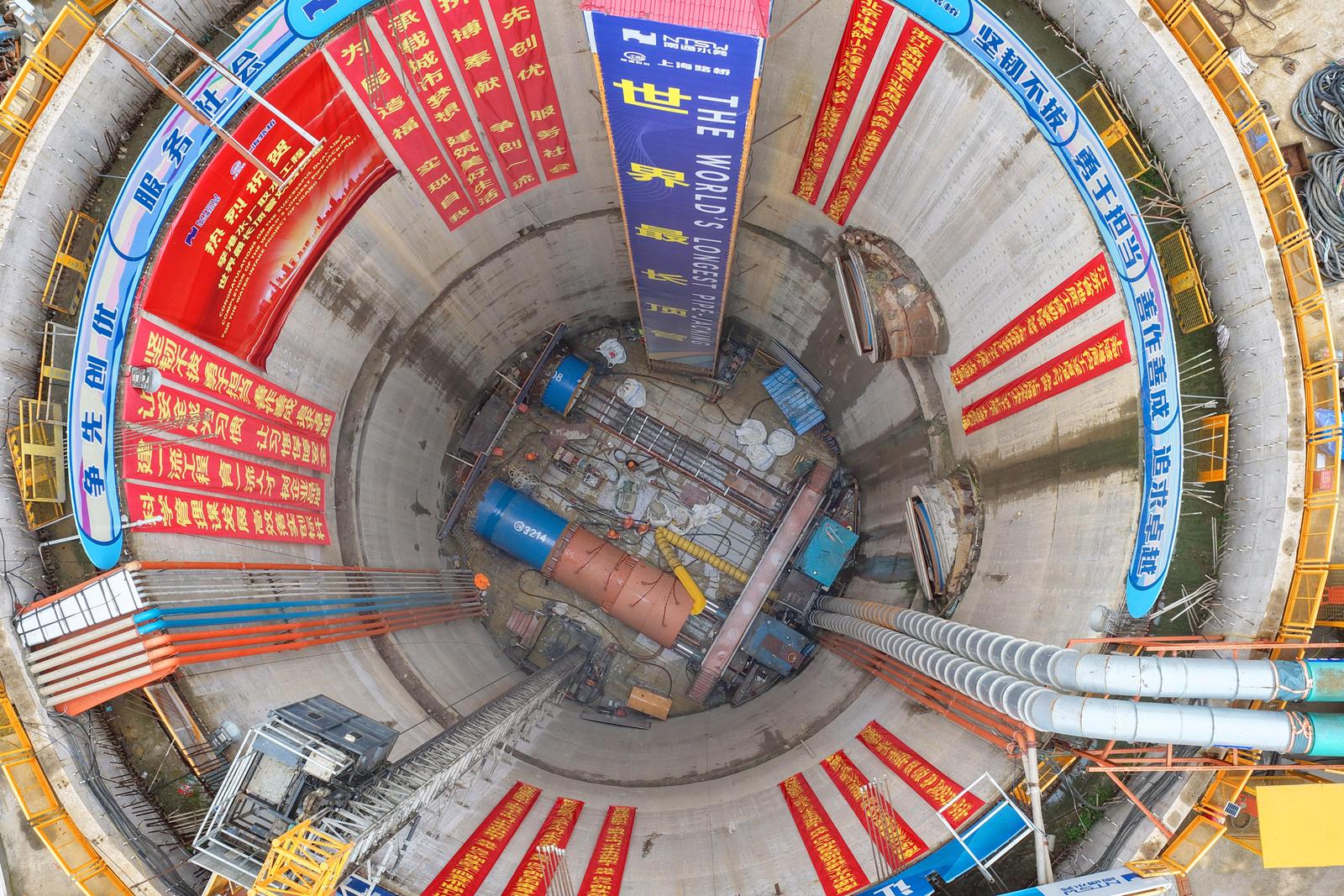 视频 | “世界第一顶”李港水厂取水顶管双线管道精准顶推就位