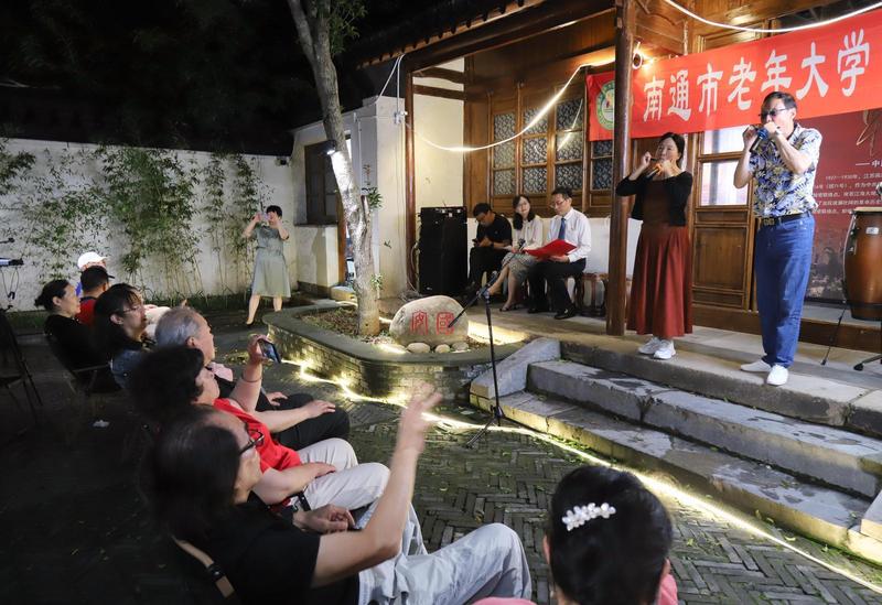 银龄琴韵点亮古街夏夜 南通市老年大学口琴艺术协会纳凉晚会在寺街举行