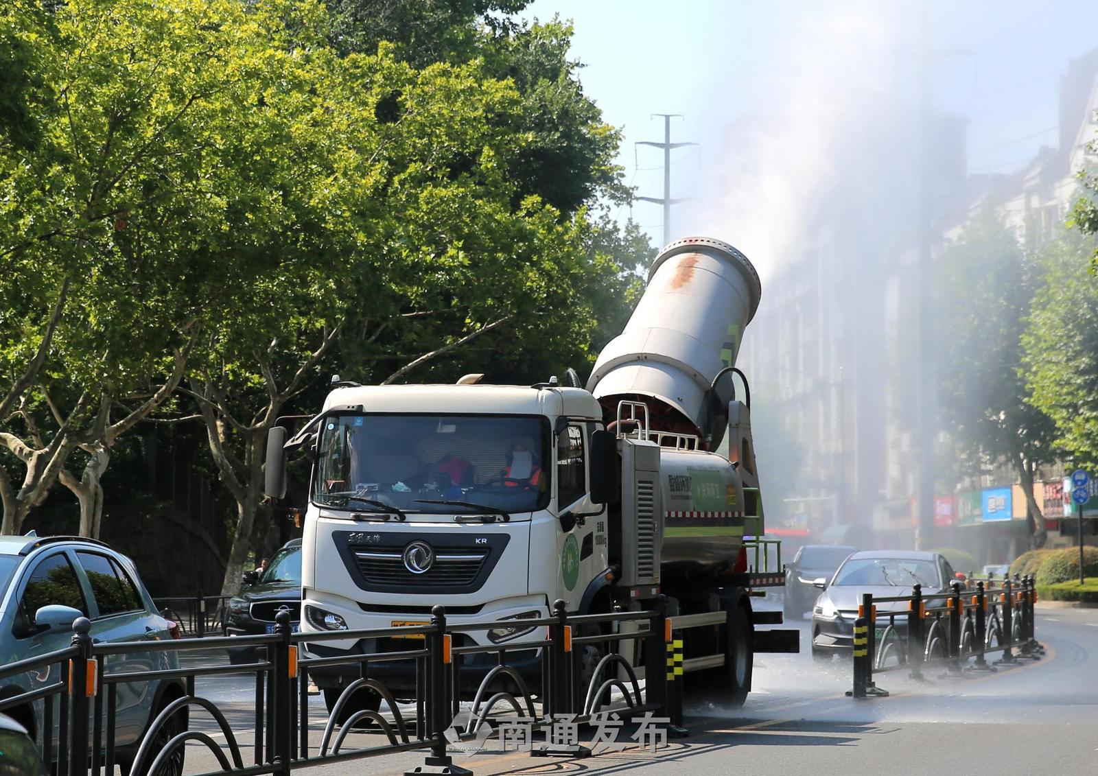 持续高温热浪！雾炮车、洗扫车为通城“消暑降温”