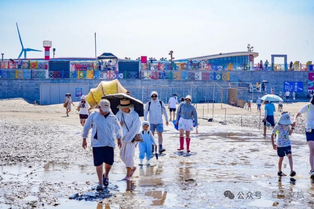 淮安球迷跟着“苏超”游遍启东城